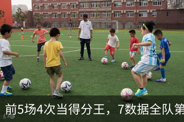 前5场4次当得分王，7数据全队第1！这才是76人真核，詹姆斯好好抱大腿吧